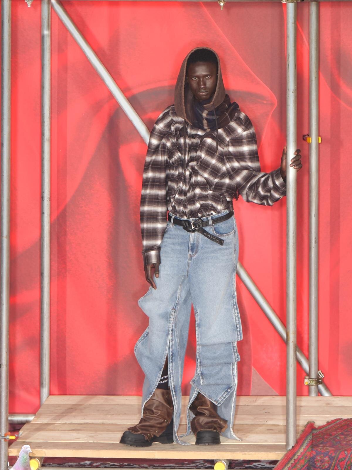 H&M×グレン・マーティンス、“自由に変形”コートやだまし絵プリントの