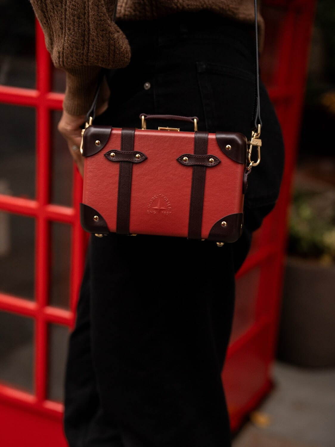 グローブ・トロッターのスーツケース型ミニバッグに限定カラー、“冬空