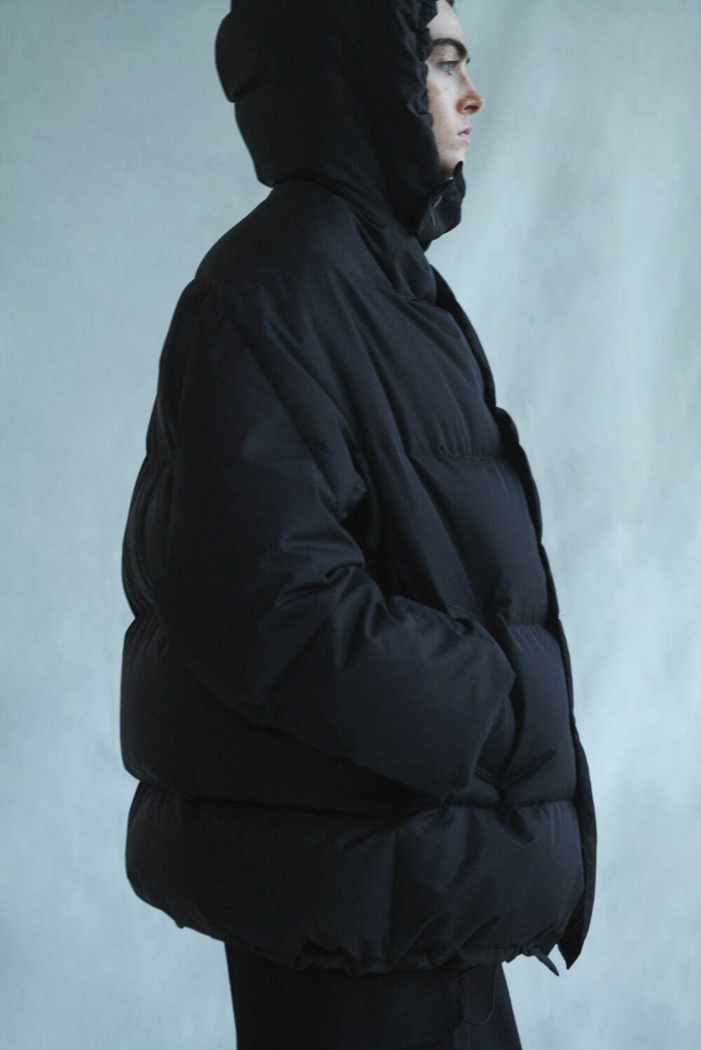 Y's“曲線フォルム”のダウンジャケット、軽くあたたかいフード付き