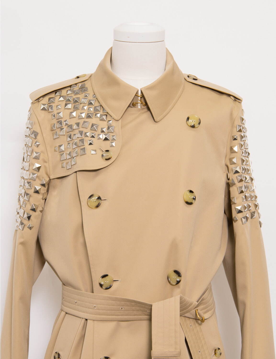 コム デ ギャルソンが「バーバリー」メンズトレンチコートをスタッズで