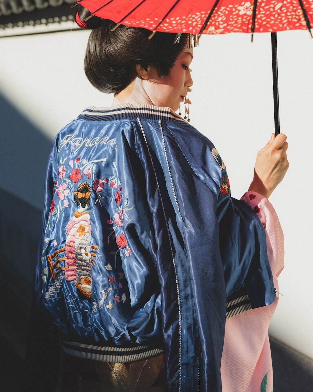 テーラー東洋“舞妓”刺繍のスカジャン、桜咲き誇る春＆雪降る冬デザイン