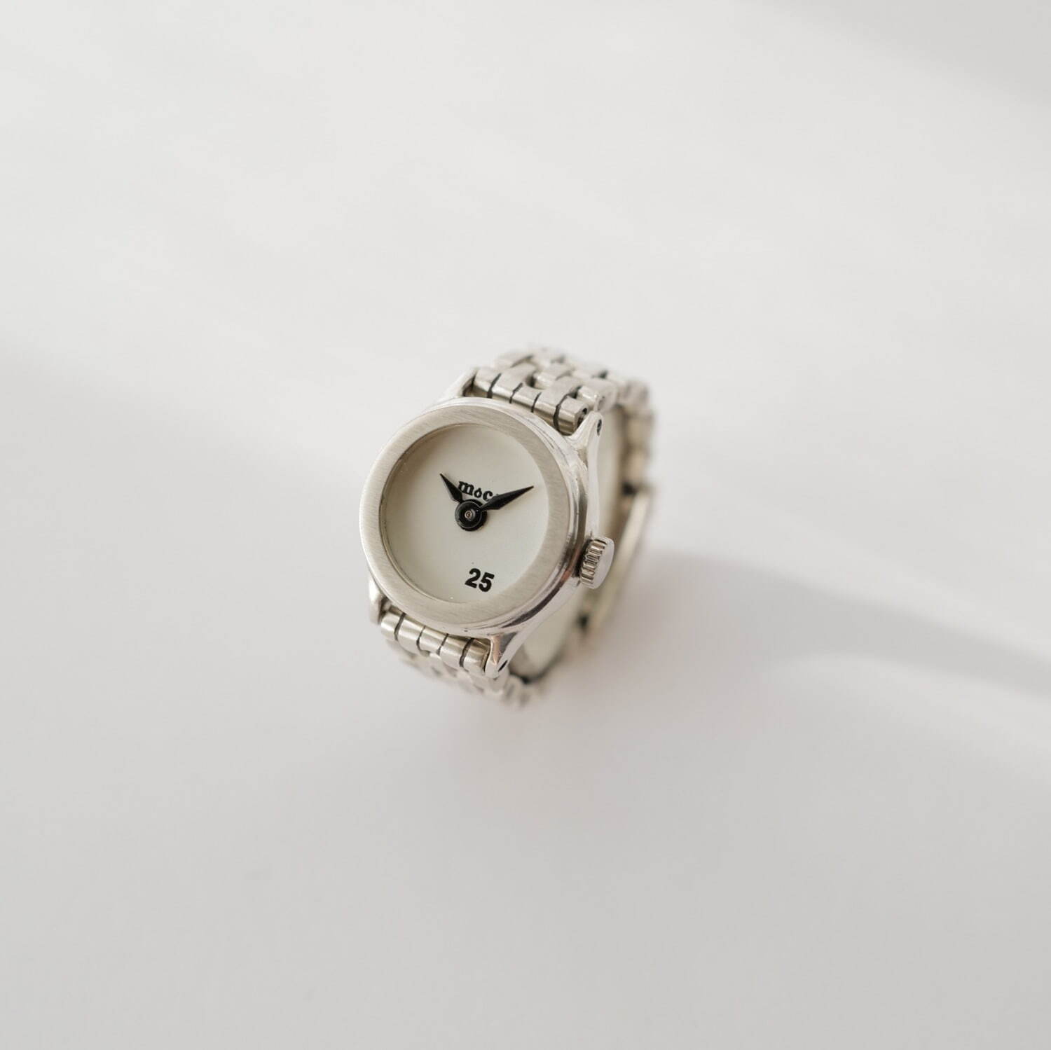 指輪感覚で身につけるモコのミニチュア指時計、インデックスが“25”だけ