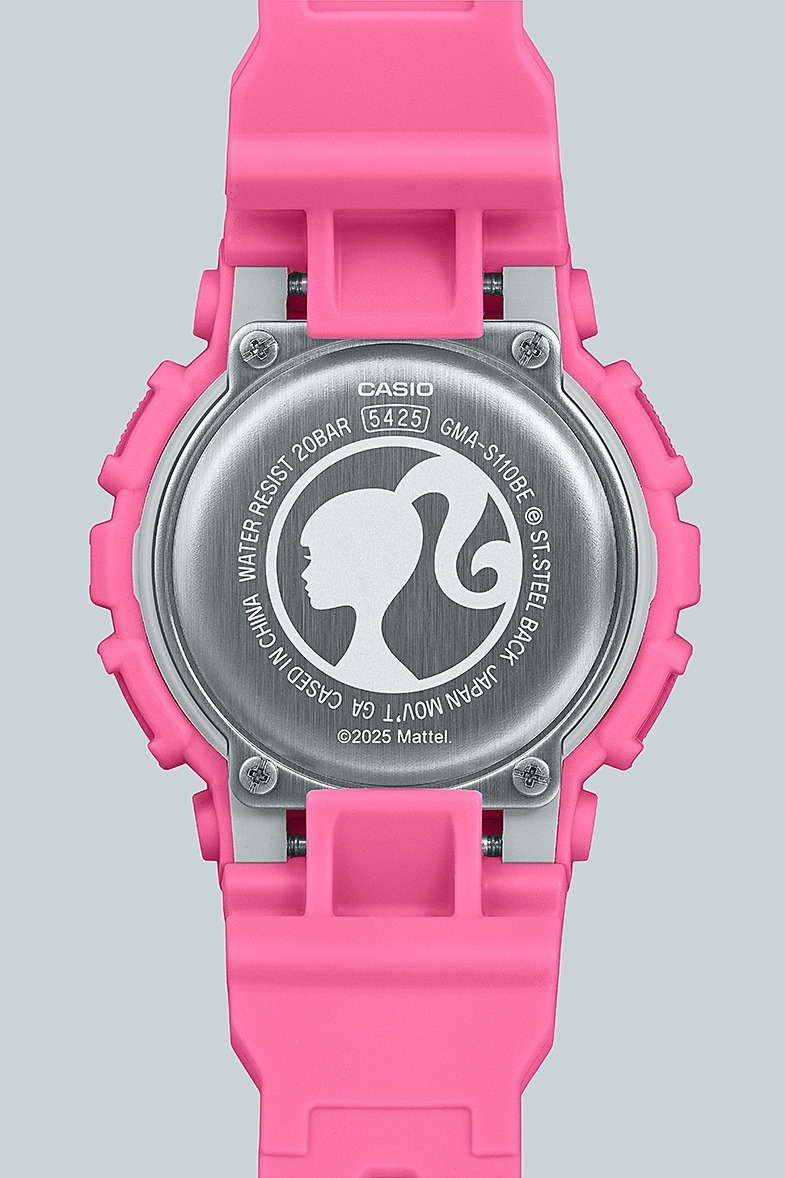 G-SHOCK「バービー」腕時計、ハートモチーフの小針やロゴを配した