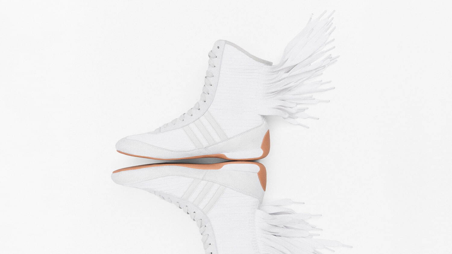 アディダス バイ ステラ マッカートニー“連なる靴紐”が揺れる薄底