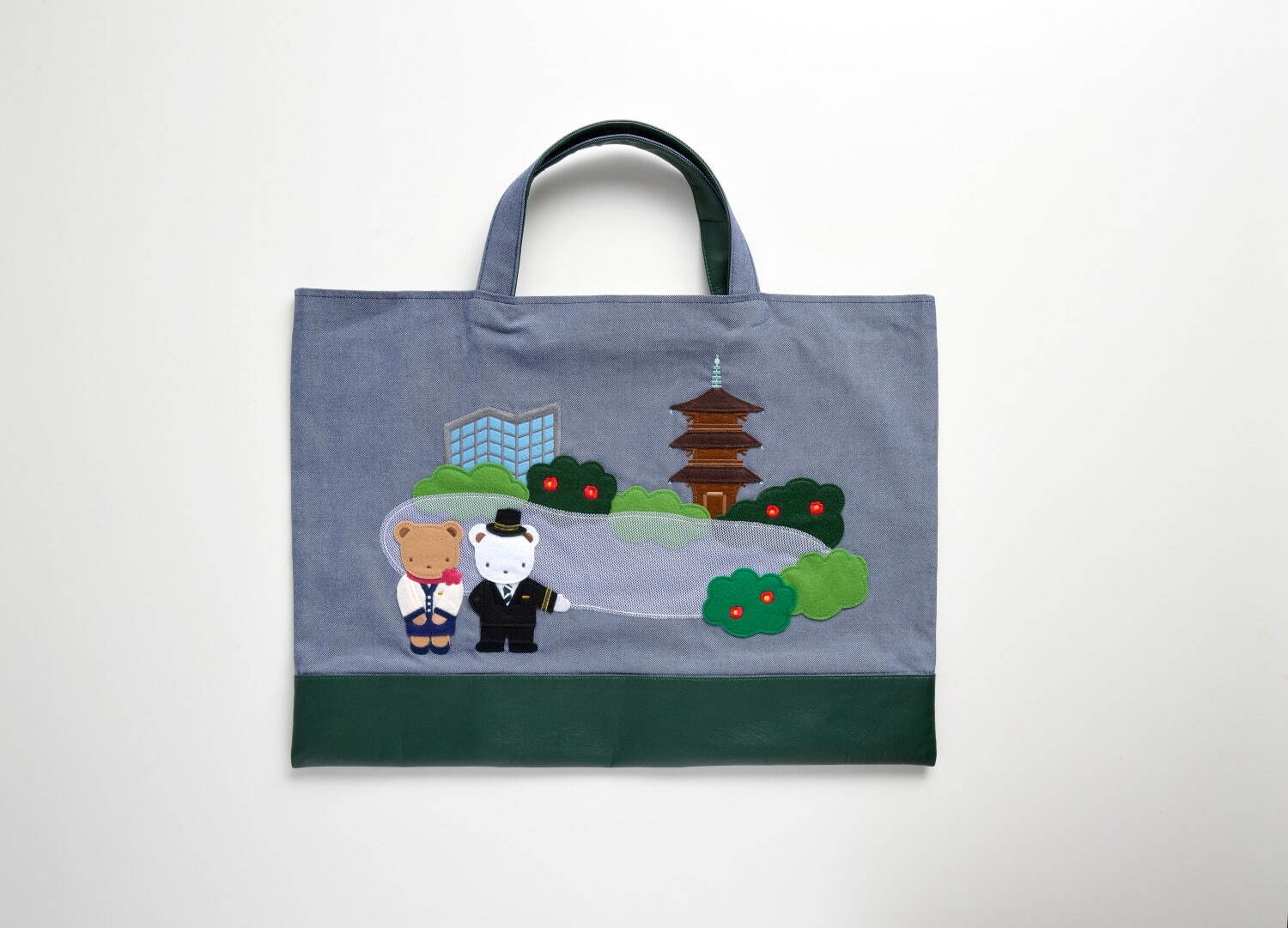 ファミリア×ホテル椿山荘東京のデニムバッグ、ホテル制服姿のクマ