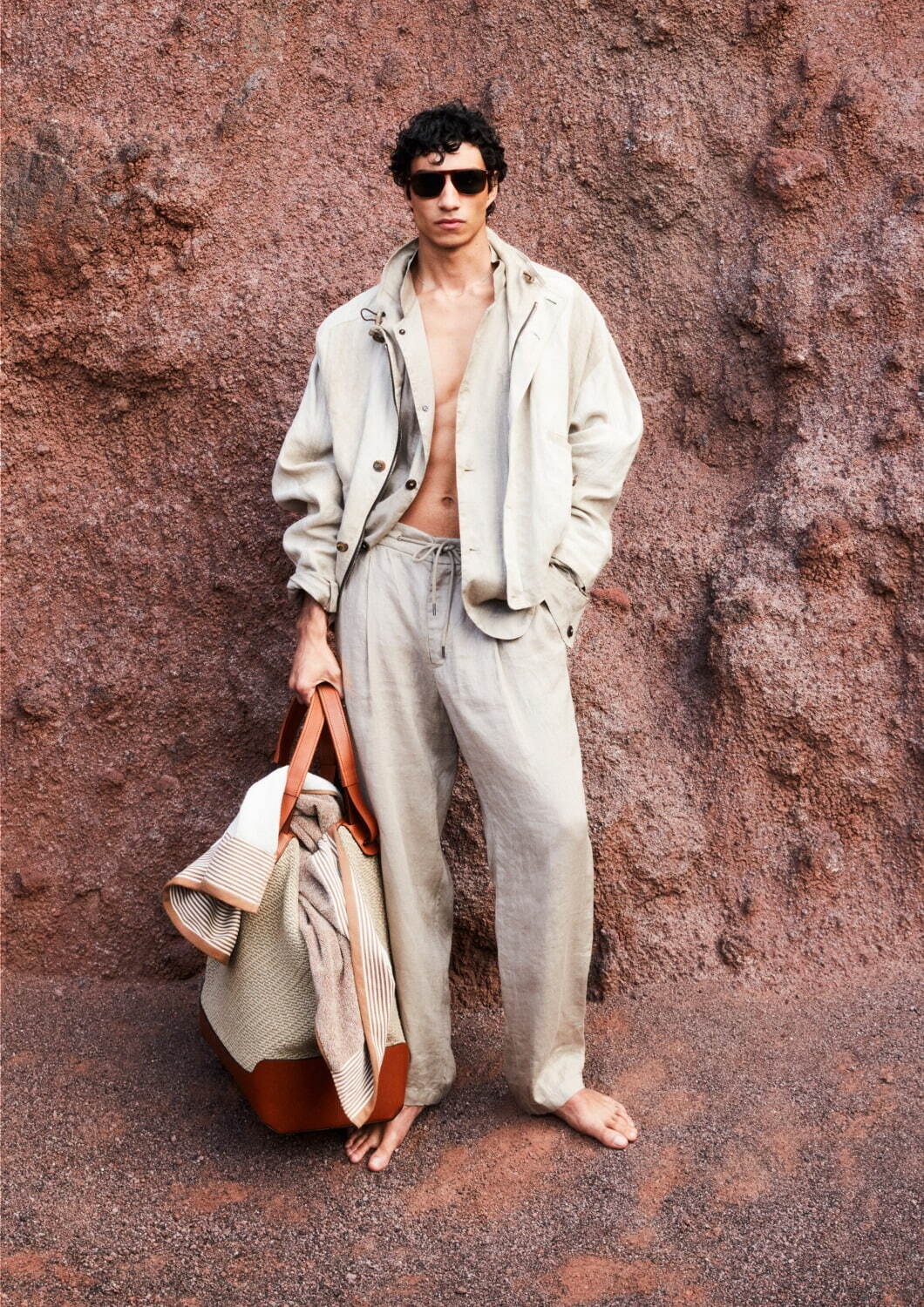 ジョルジオ アルマーニ“夏のリゾート”ウェア、ブルーの限定ラフィア