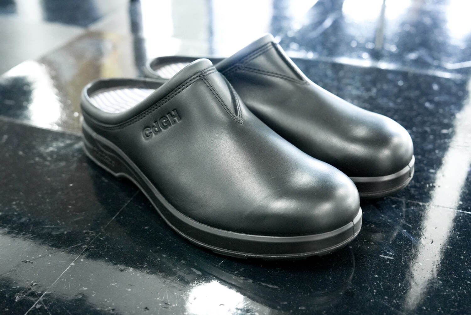 コム デ ギャルソン・オム25年春夏メンズシューズ、サンダースコラボの