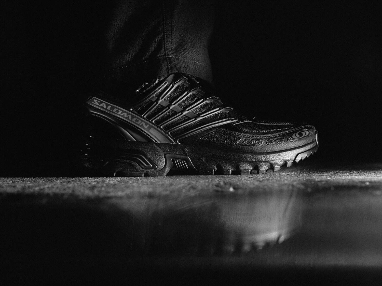 サロモン「ACS プロ GTX」ゴアテックス搭載の防水スニーカー、悪天候