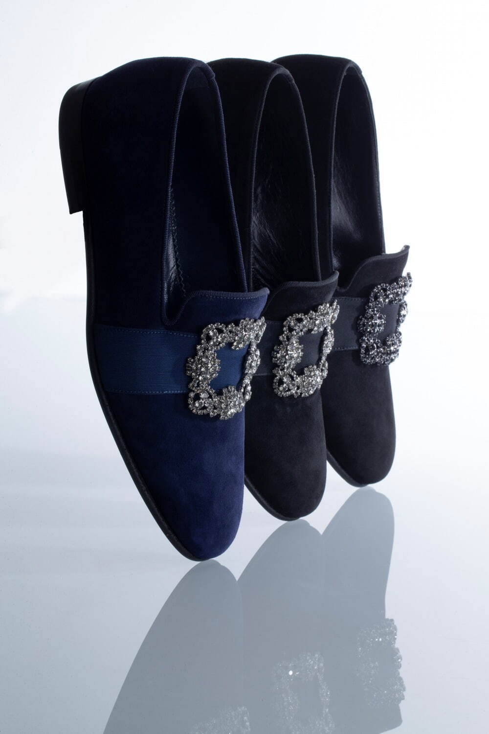 マノロ ブラニク“ビジュー”きらめく「ハンギシ」白サテンパンプスなど