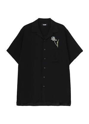 ワイルドサイド ヨウジヤマモト“花刺繍”の半袖シャツ、色味を抑えた椿