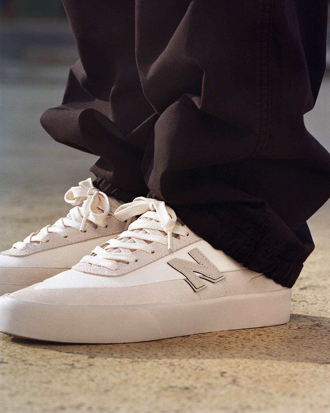 ストーンアイランド×ニューバランスのスケートシューズ、光で表情を