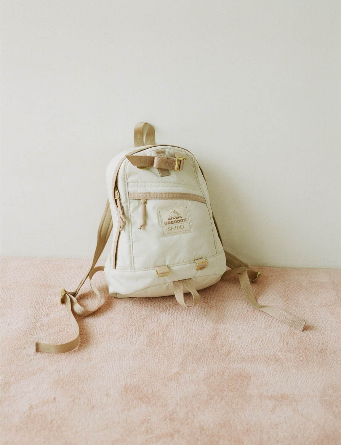 スナイデルとグレゴリーが初コラボ、“アイボリー×ピンクベージュ”の