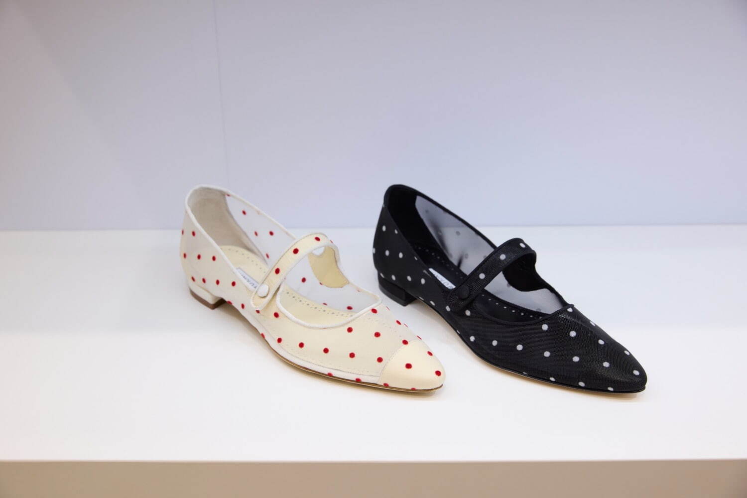 マノロ ブラニク“ドット柄メッシュ”のウィメンズシューズ、ヒール