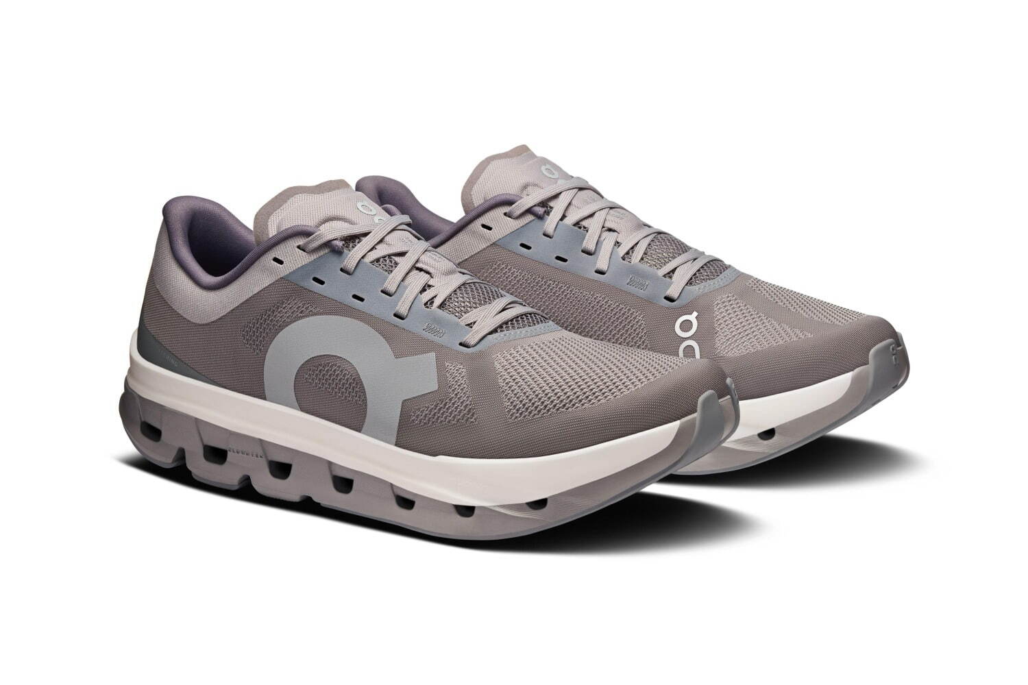 オン“レーシングシューズ”着想の軽量ランニングスニーカー、高反発