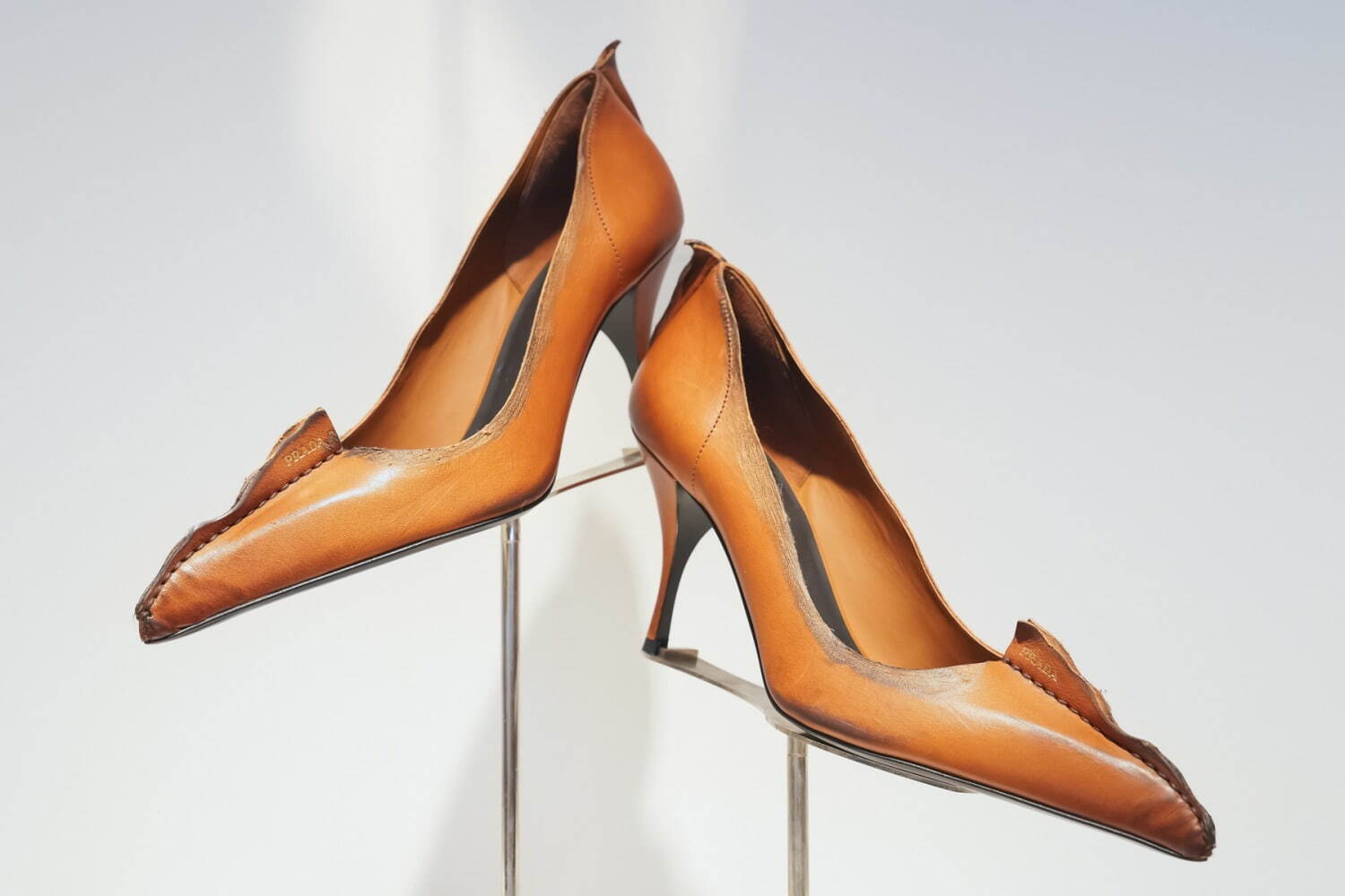 プラダ“ヴィンテージ調レザー”のウィメンズシューズ、断ち切り