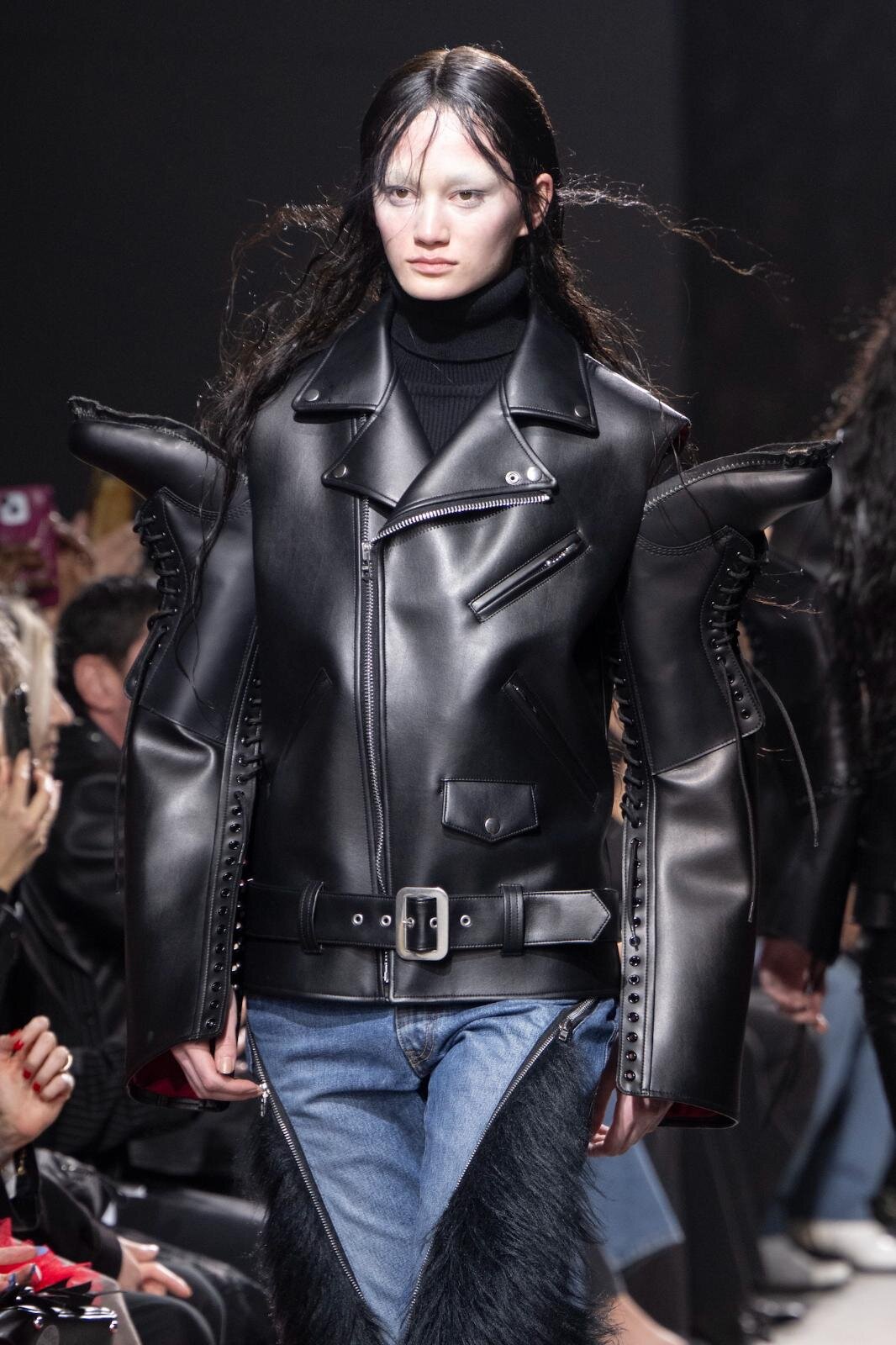 ドクターマーチン×ジュンヤ ワタナベ、“袖がブーツ”のライダース