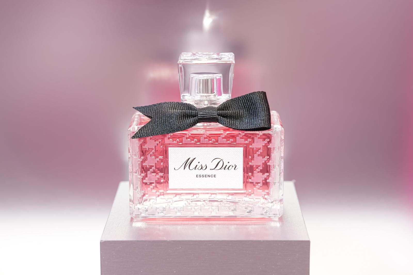 ディオール“MISS DIOR”刻印入りアイパレ＆新作香水など秋コスメ