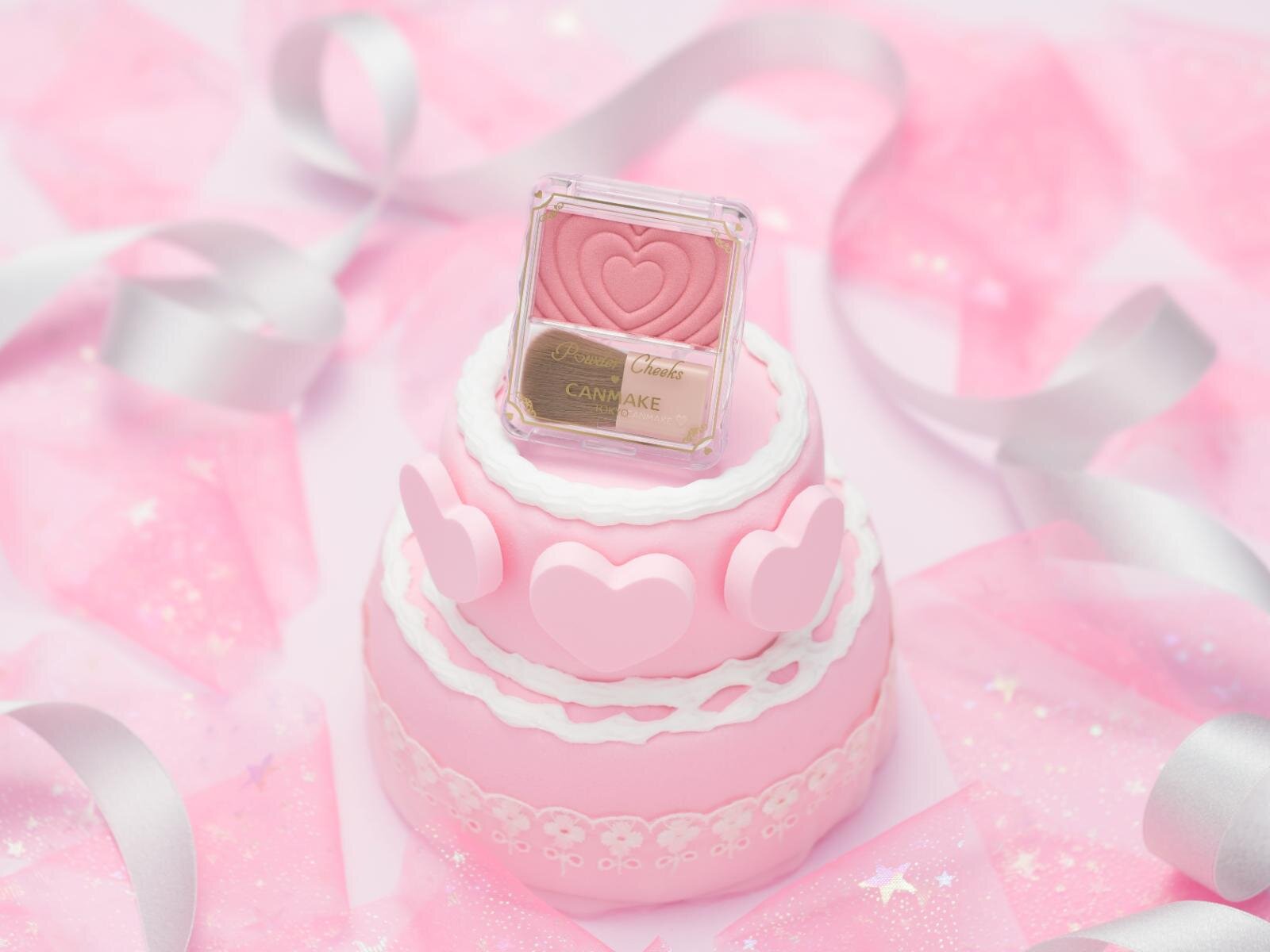 キャンメイク40周年記念コスメ第1弾、青みピンクの‟ハート柄”チーク