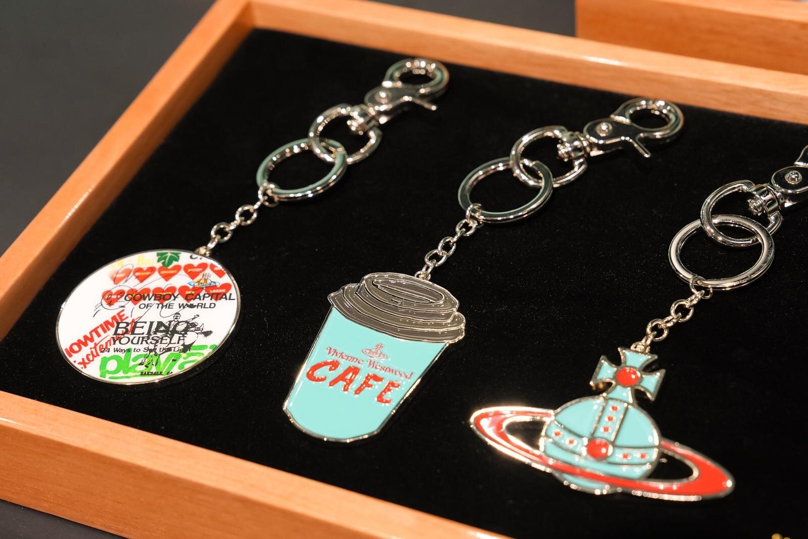 ヴィヴィアン・ウエストウッド カフェ」青山店に併設で日本初上陸