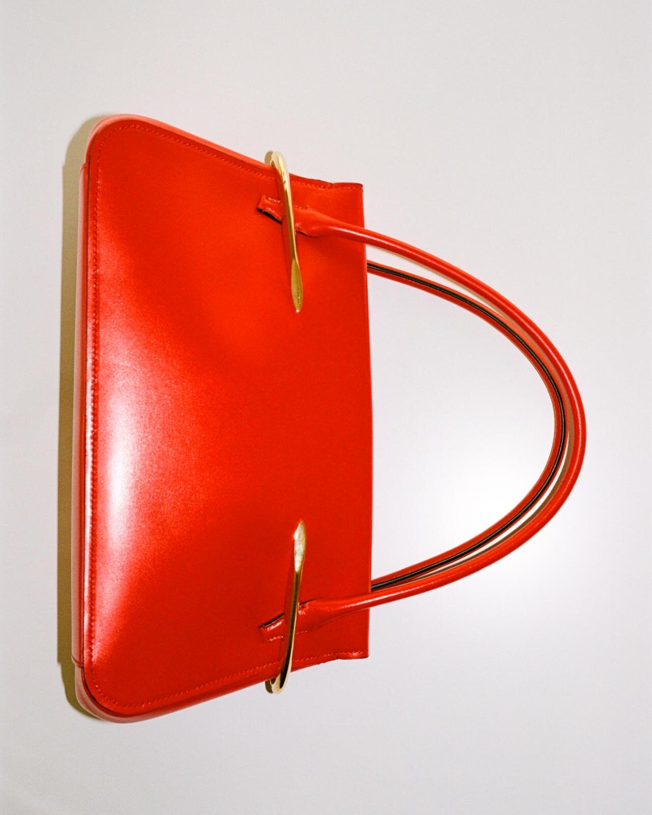 ジバンシィ“カーブしたメタル”輝くレザーバッグ「ピンチ」裁断や折り