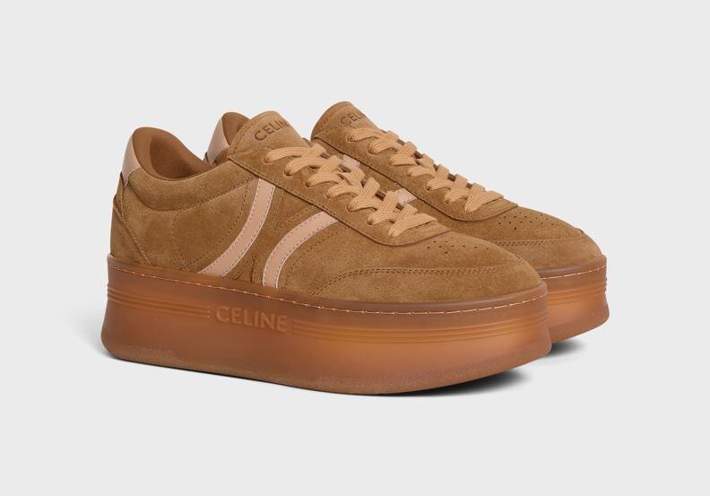 セリーヌ“トリオンフ風”装飾の厚底スニーカー、ブラウンスエード