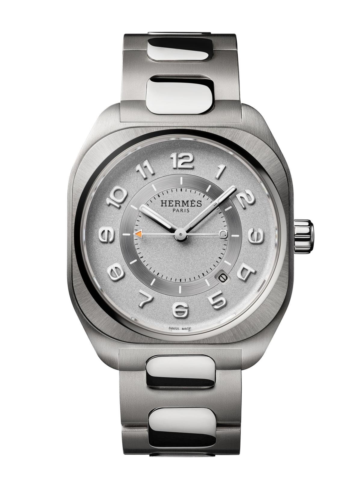 エルメス“クッション形ケース”のメンズ腕時計、文字盤のアラビア数字が