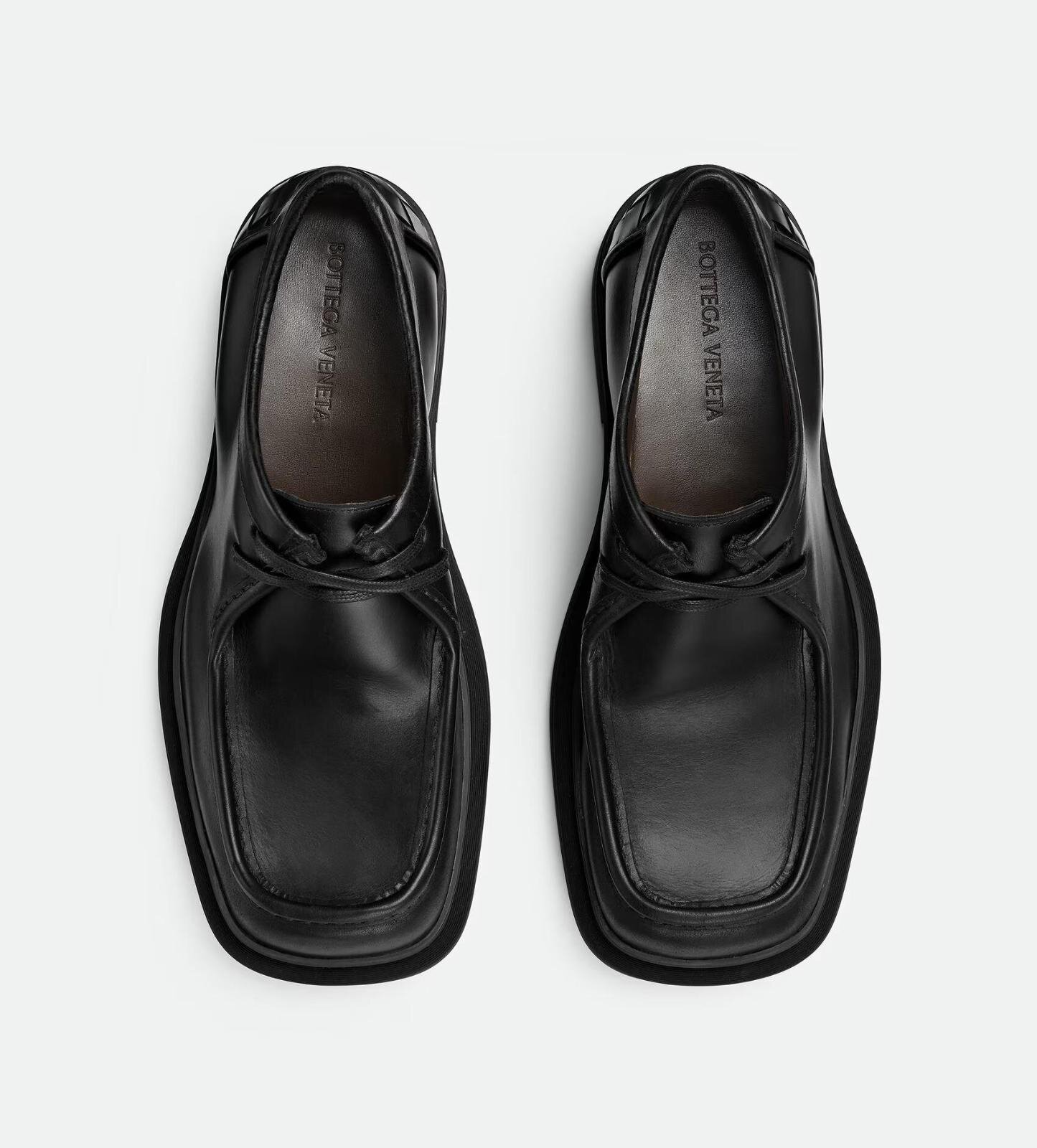 ボッテガ・ヴェネタ“踵イントレチャート”のレザーダービーシューズ