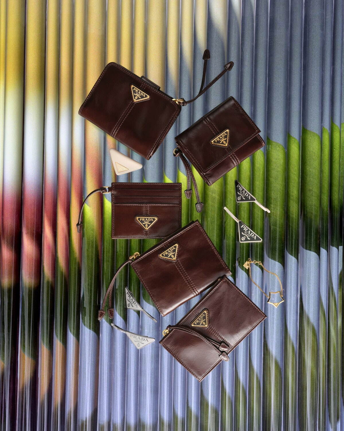 プラダ“ヴィンテージ風”レディース革財布、三つ折りやカードケースに