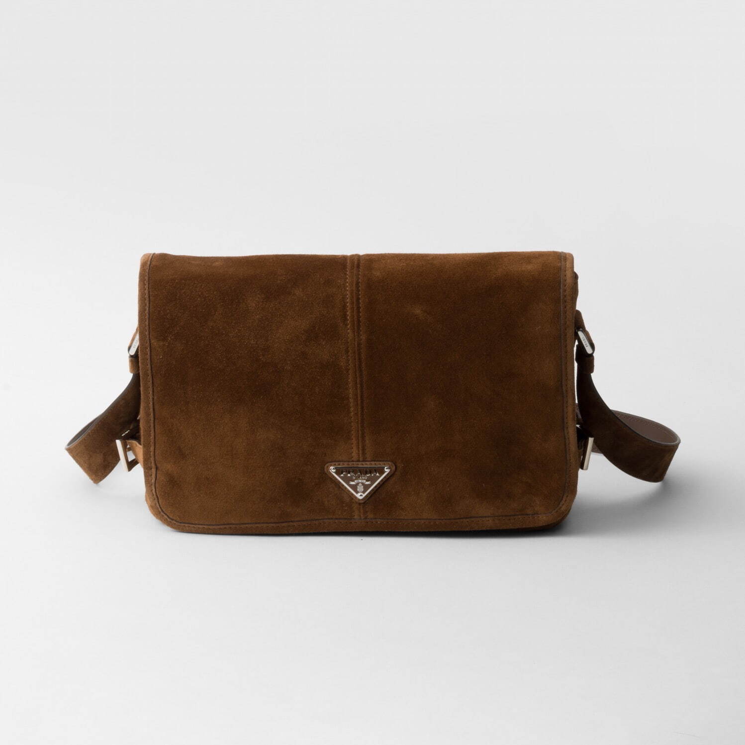 プラダ“ブラウンスエード”のメンズバッグ、ストラップ付きトートバッグ
