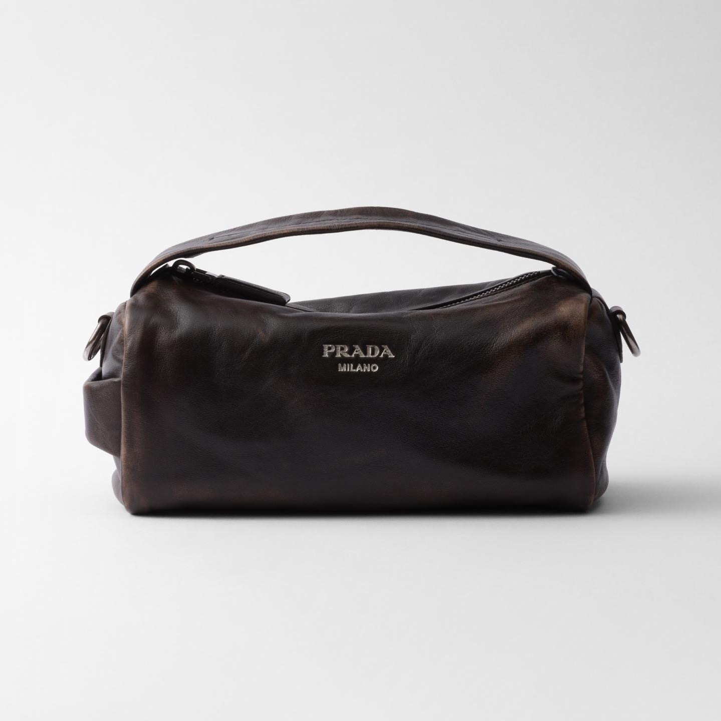 プラダ“ヴィンテージ加工レザー”のメンズバッグ、ベルト付きトート