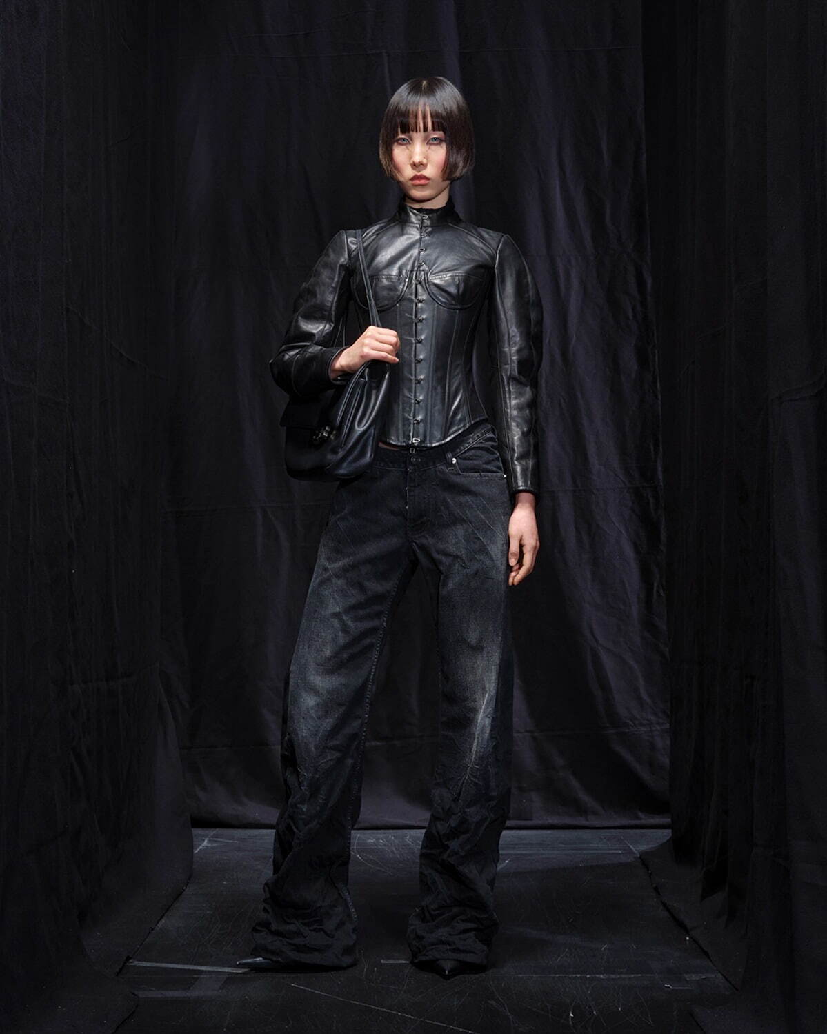 バレンシアガ 2025年冬コレクション - ドレスコードの再考と挑戦