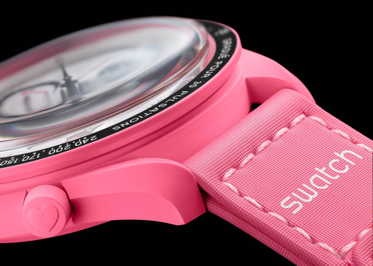 オメガ×スウォッチの腕時計「ムーンスウォッチ」ピンクの月が現れる