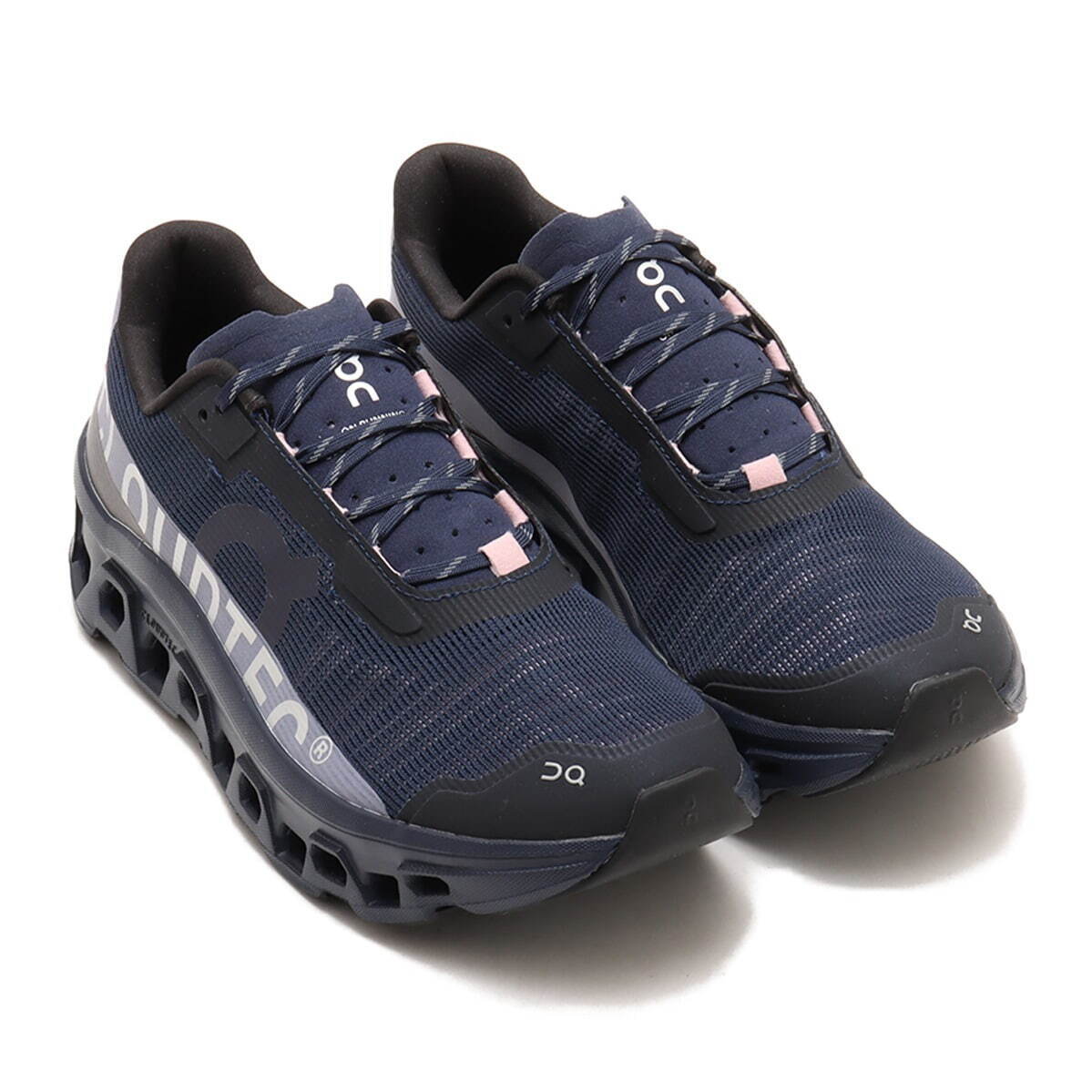 オン“夜桜”着想スニーカー、ネイビー×桜色の「クラウドモンスター