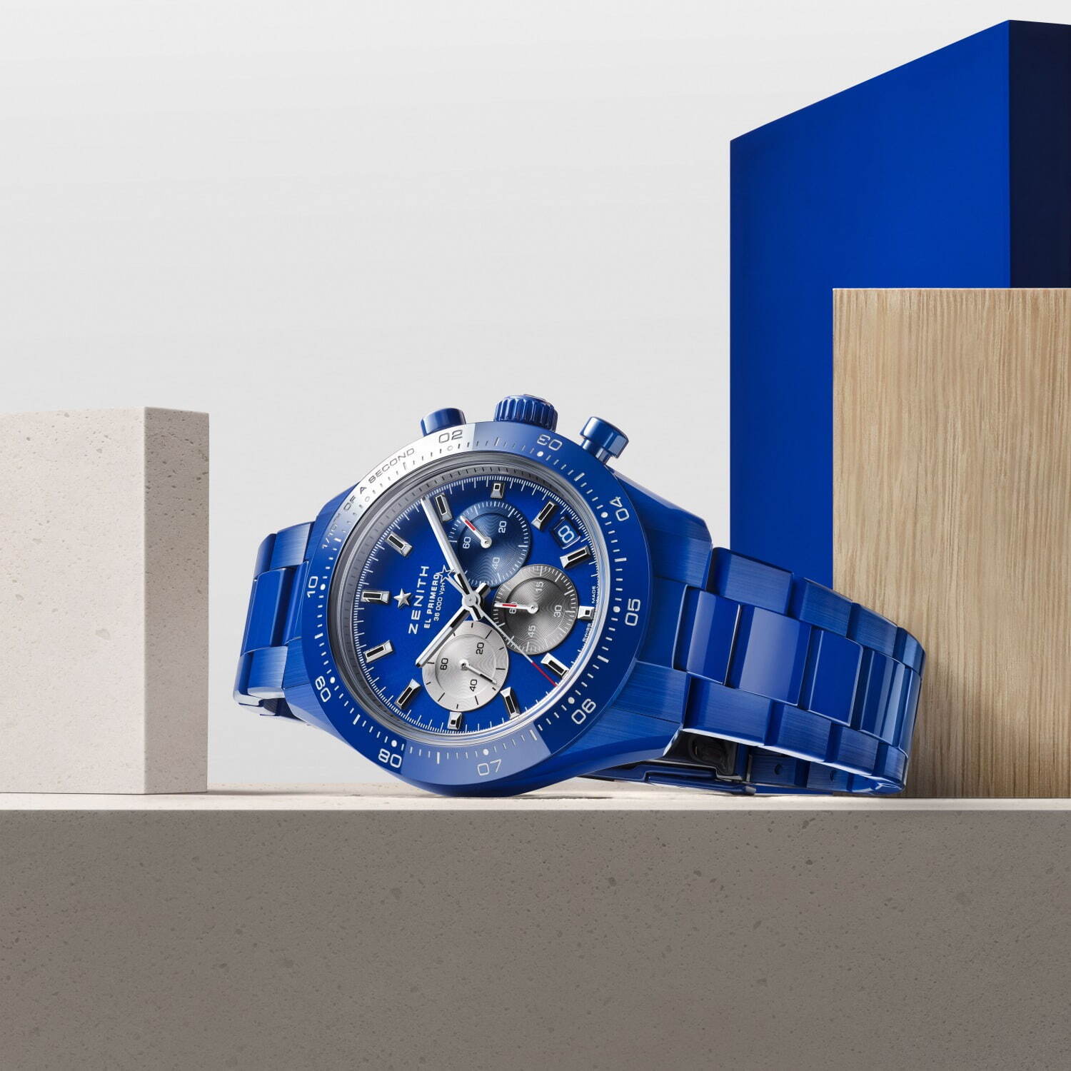 ゼニス限定“ブルーウォッチ”、3色カウンターを配したセラミック製