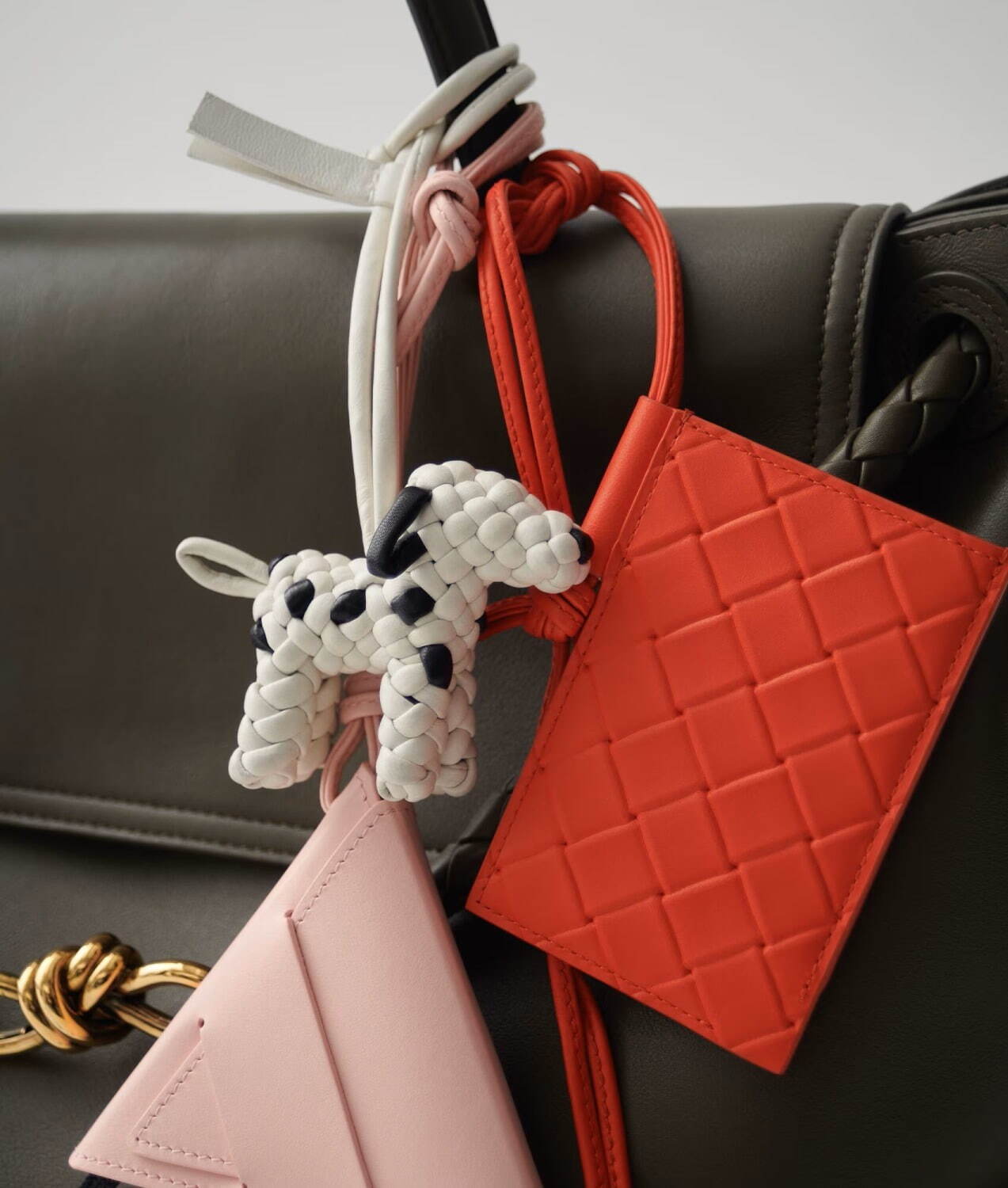 ボッテガ・ヴェネタの動物バッグチャーム、編み込みレザーの黒ぶち犬や