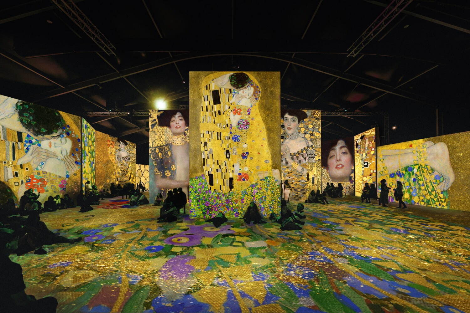 没入型展覧会「クリムト・アライブ」東京で、グスタフ・クリムト《接吻