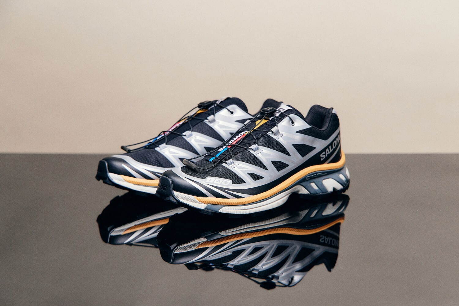 サロモン「XT-6」スニーカー、“アプリコット”カラー×黒メッシュの