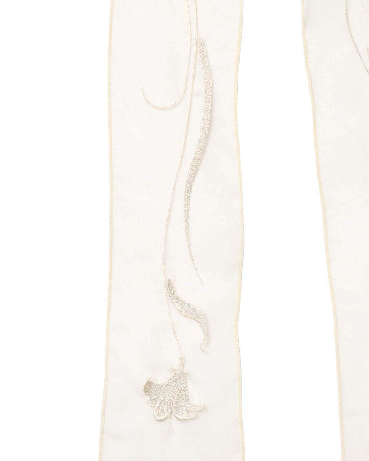 マメ クロゴウチ“花柄刺繍”のシルクスカーフ、青山の直営店限定で