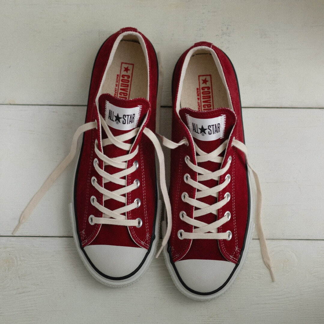 コンバースの日本製「オールスター」スニーカー、深みレッドのスエード