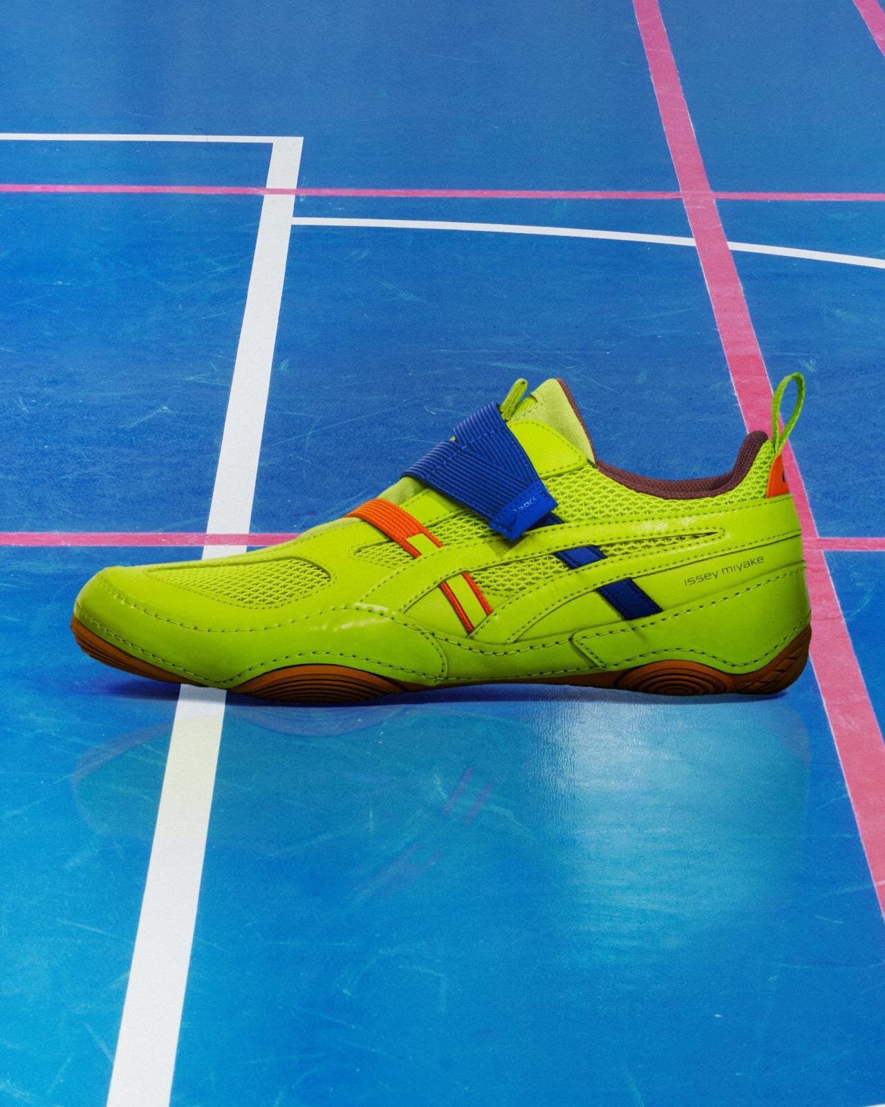 三宅デザイン事務所×アシックスのスニーカー、“テーピング”着想の