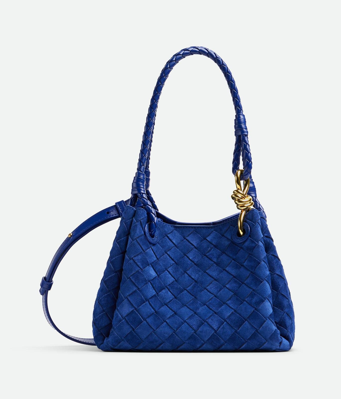 ボッテガ・ヴェネタ“ロイヤルブルー”のバッグ、ゴールドパーツ際立つ