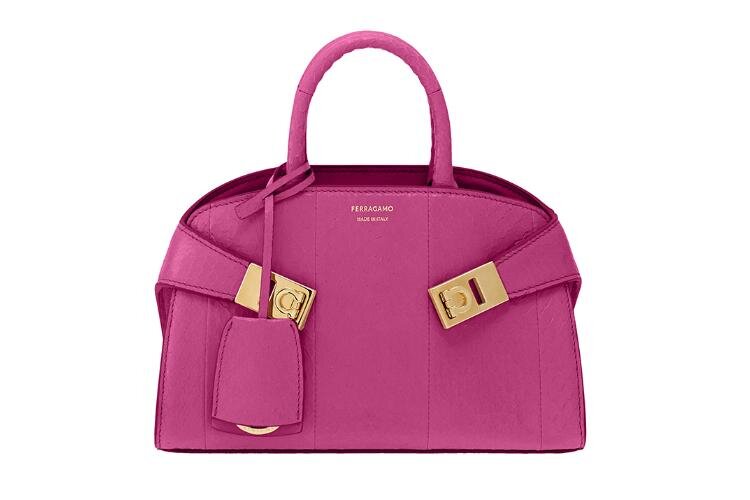 フェラガモ「ハグ」華やかなフューシャピンクのミニバッグ、“雄鶏の羽