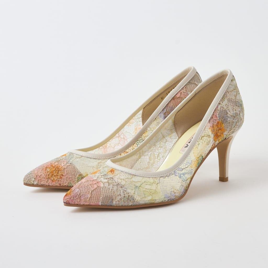 ダイアナの透け感“フラワーレース”パンプス＆メタリックトゥ煌めく