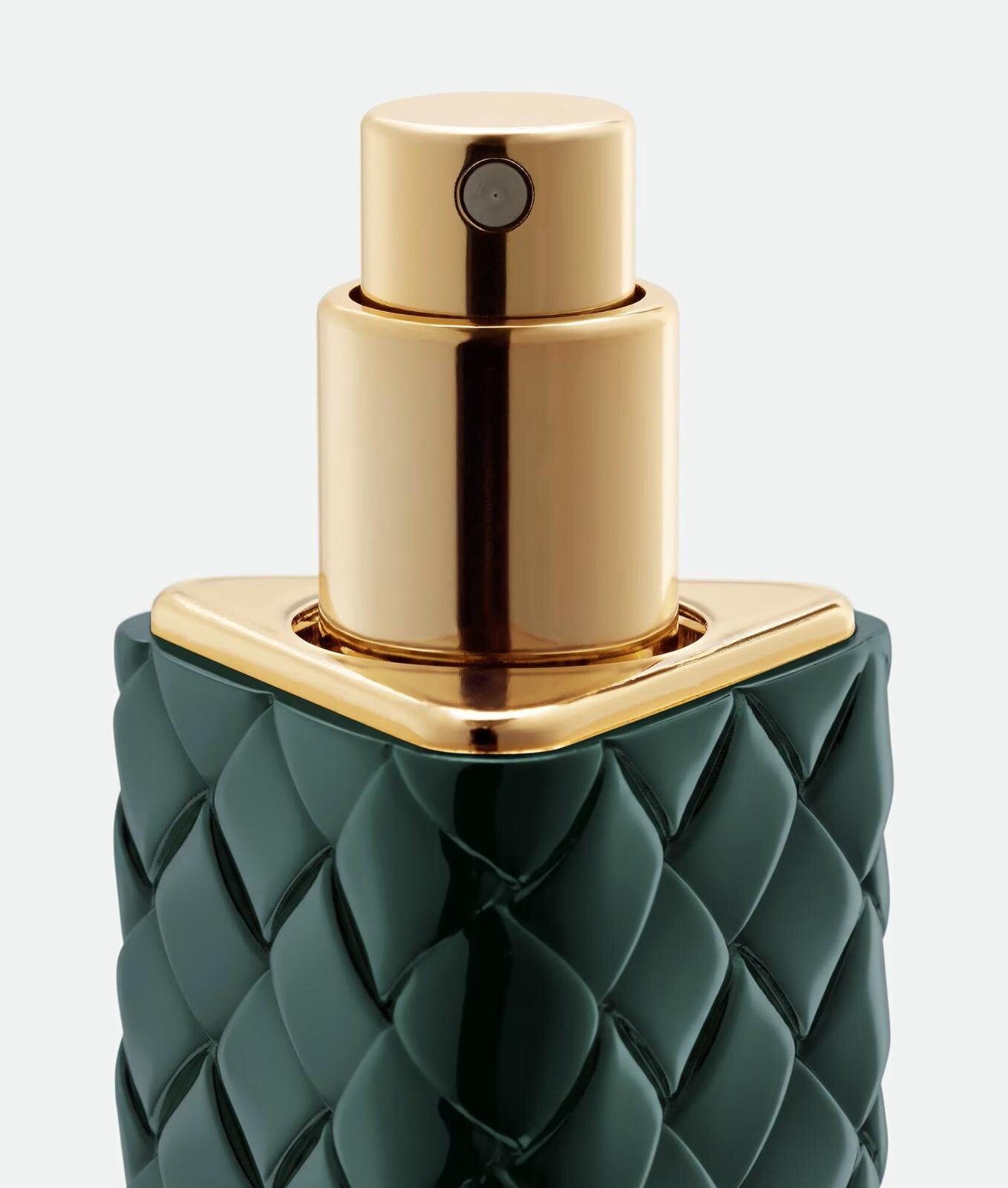 ボッテガ・ヴェネタ“編み込み”フレグランスケースに26年春新色、香りを