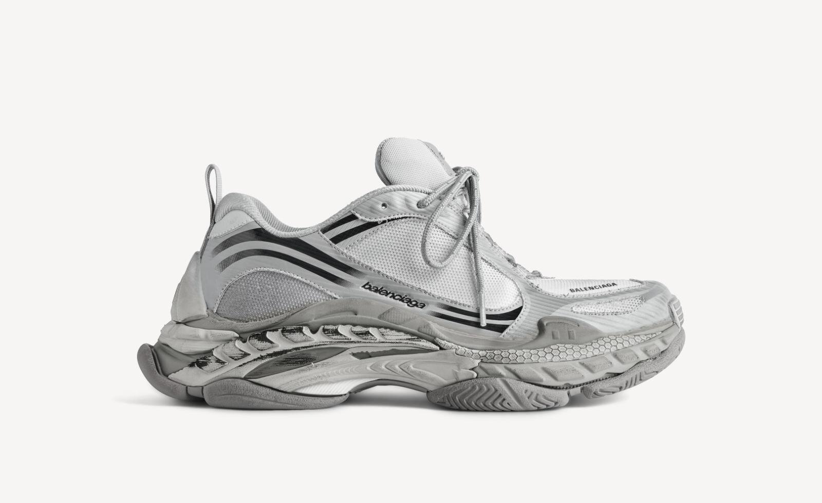 バレンシアガのスニーカー「トリプル S.2」異なる靴底を組み合わせた