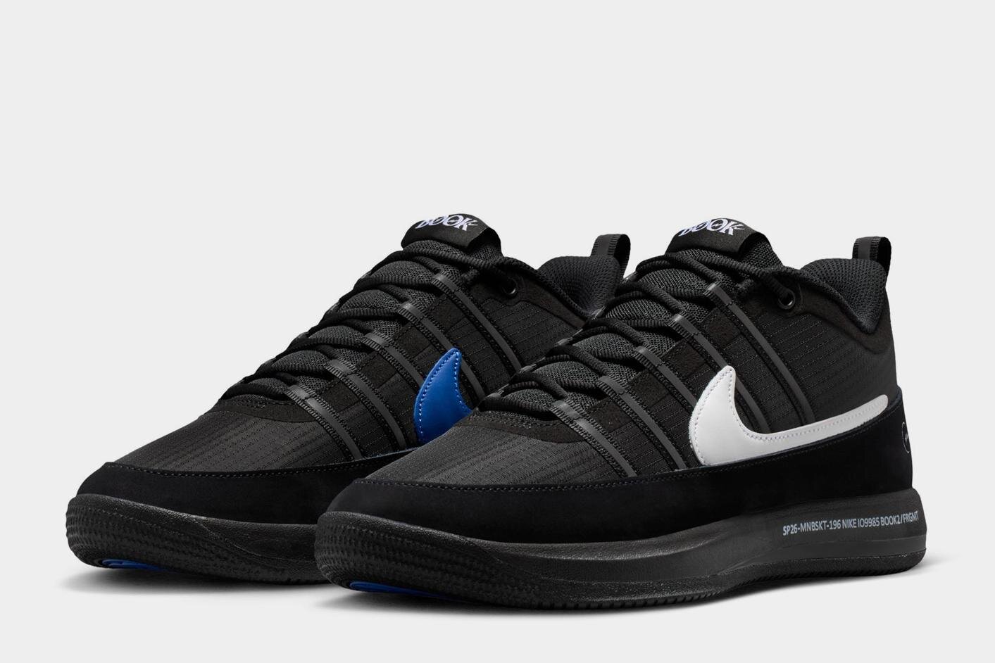 ナイキ×フラグメントのスニーカー「ブック 2」ブルーと白のスウッシュ