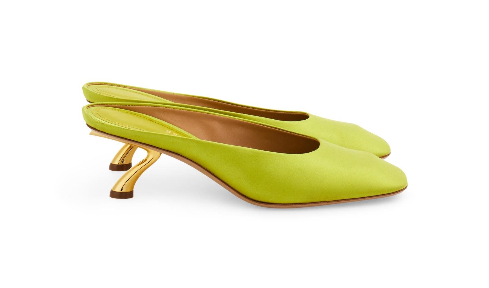 フェラガモ”彫刻”のような斜めヒールのミュール、ガラスビジューを飾っ