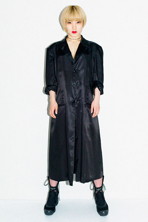 ヨウジヤマモト、86年パリコレ時「スタッフコート」のレプリカモデルを