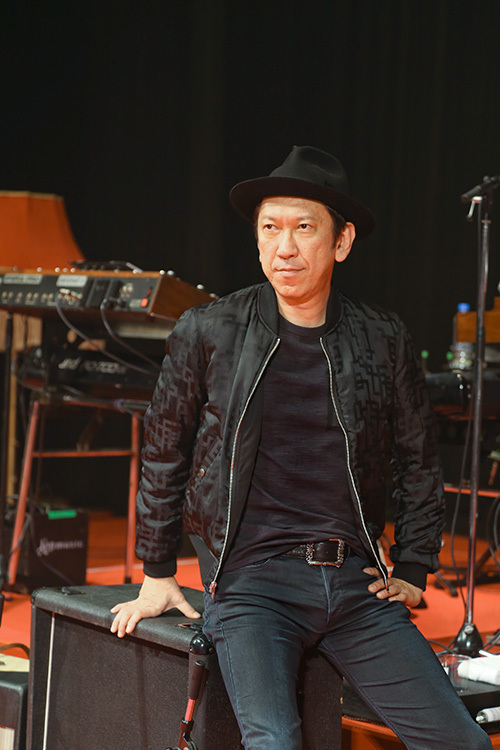 写真1/6｜布袋寅泰×タケオキクチ、“ギタリズム柄”のリバーシブルMA-1や