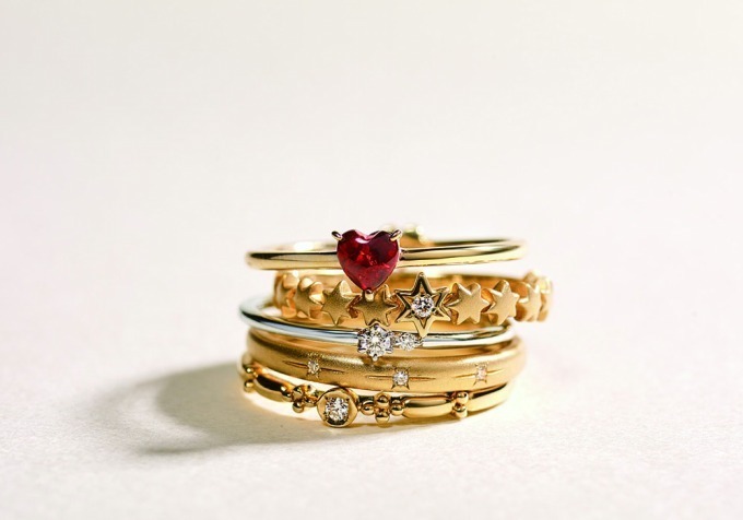 スタージュエリー ガールの新作リング、真っ赤なハートのデザインから